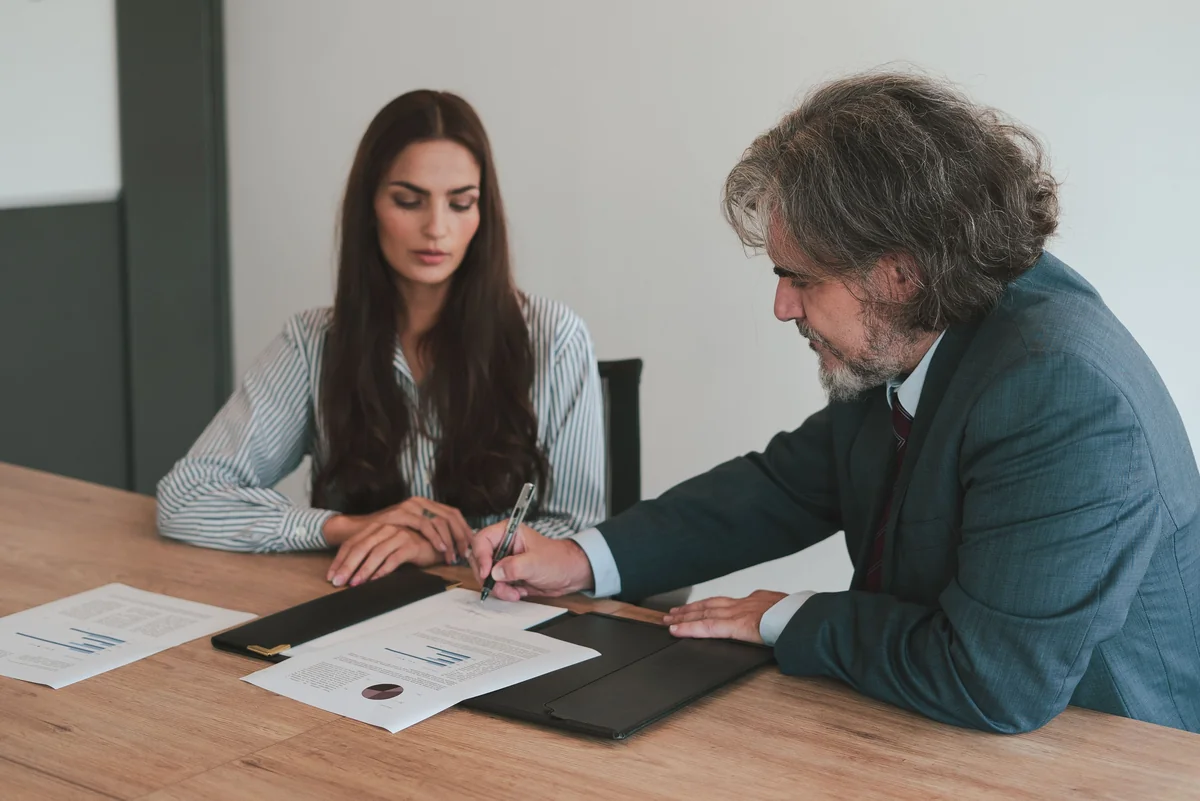 Profesionales conversando durante una reunión de trabajo